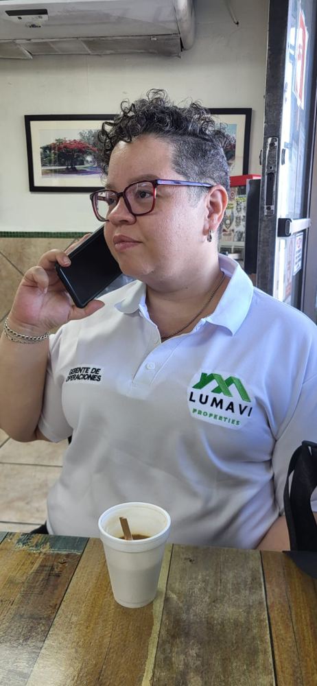 Lumi atendiendo una consulta por teléfono