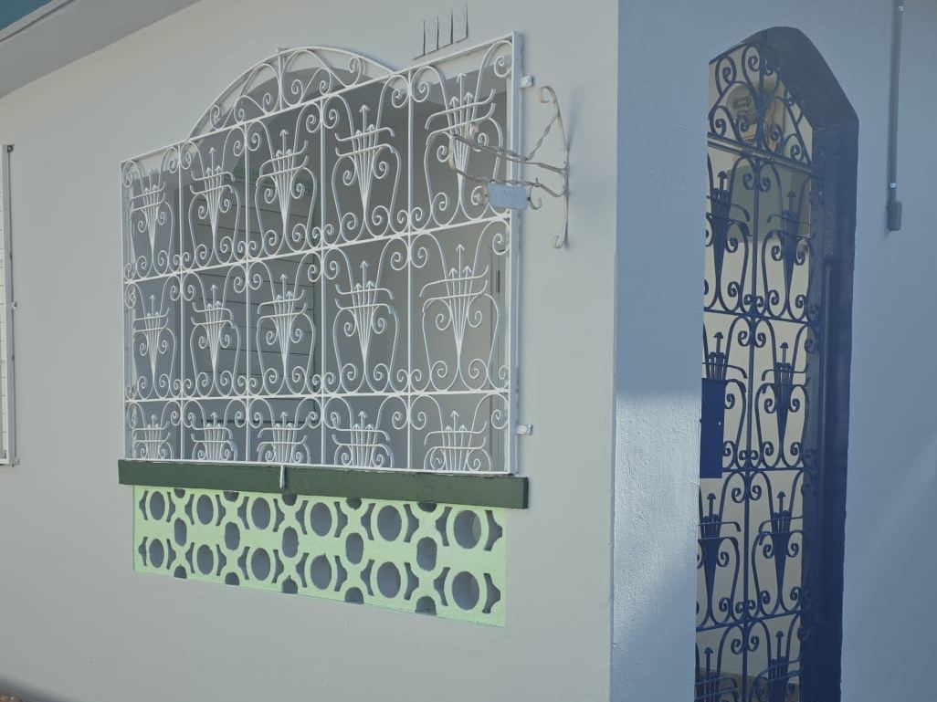 La misma fachada pintada de blanco con detalles en verde, marzo 2026