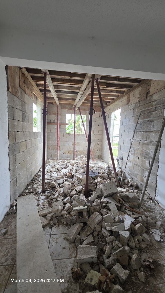 Interior de una casa en demolición durante la restauración
